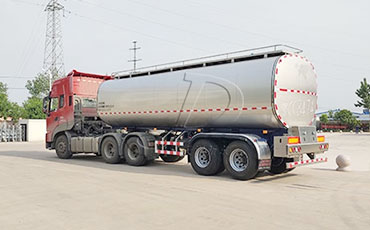 天潤新東鮮奶運(yùn)輸車：為奶業(yè)運(yùn)輸注入高效新活力